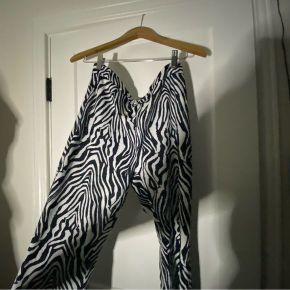 Zebra print flare leggings with a zipper - Picture 2 of 2
